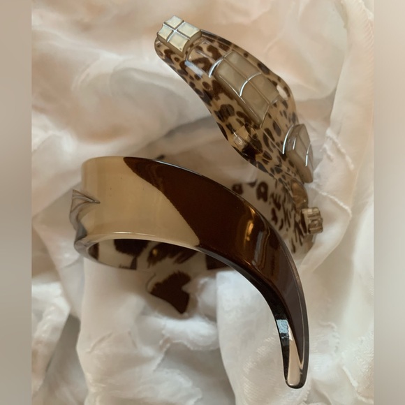 Unique acrylic arm bracelet. It’s a cross between a guitar and a alligator - Picture 8 of 10